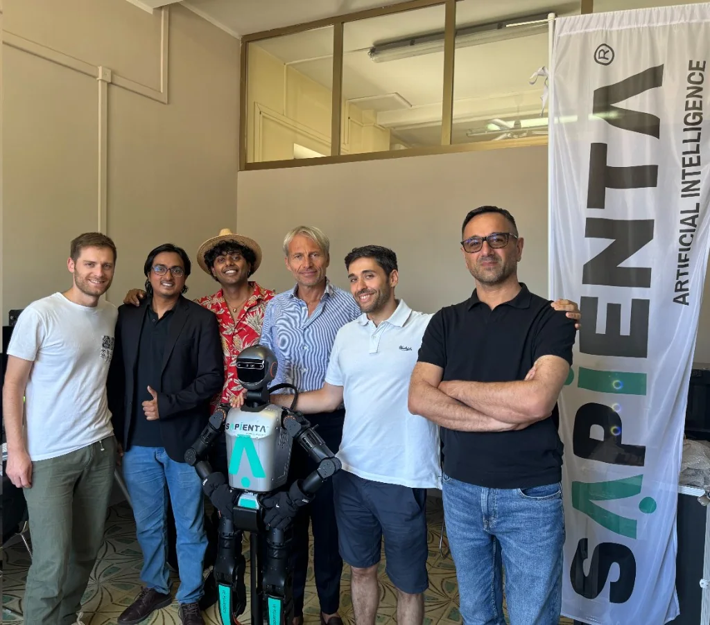 Il team Sapienta riunito insieme al robot umanoide Rocco